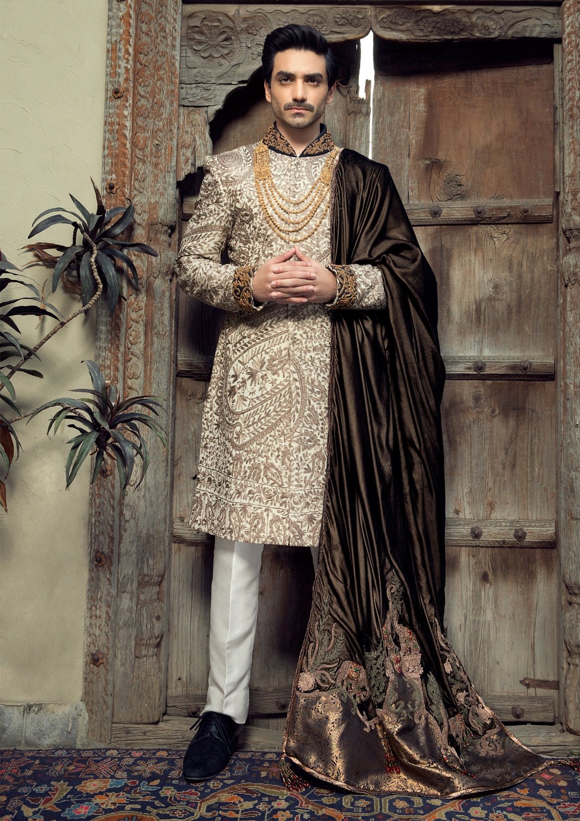 Shah Taj by Nilofer Shahid, Dastaan e Firdous, front